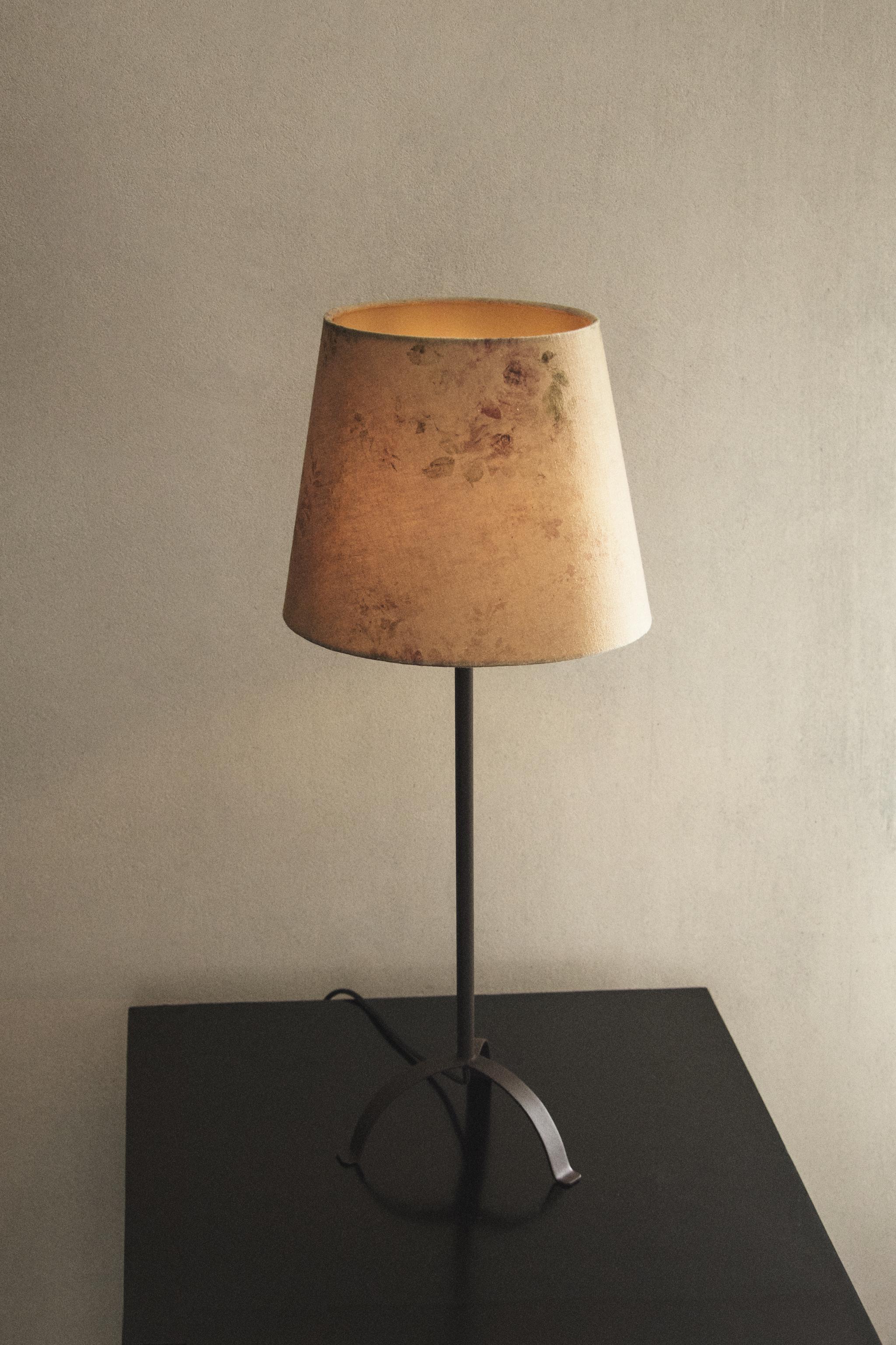 FLORAL TABLE LAMP